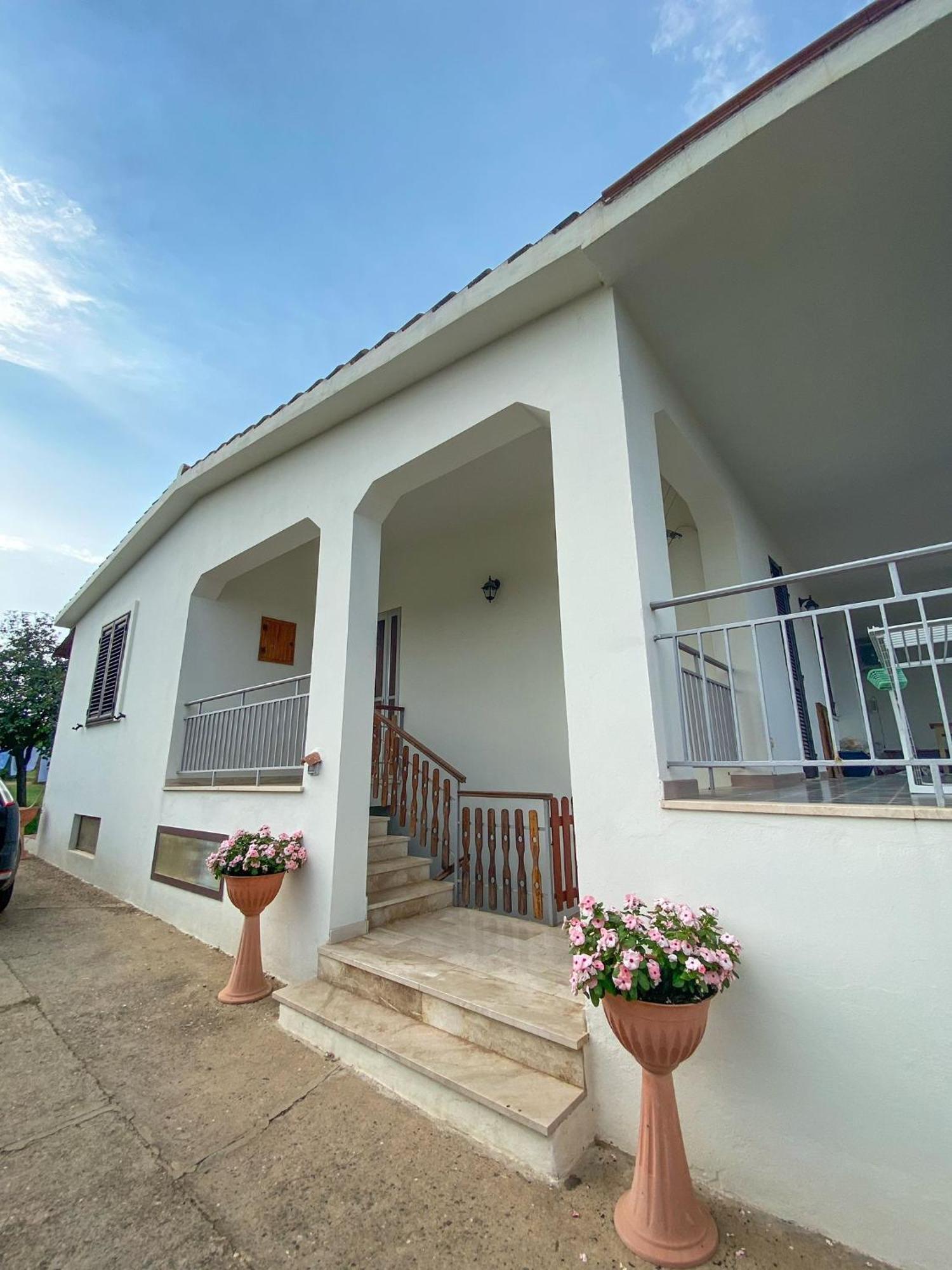Villa Gladyr Lotzorai Exteriör bild